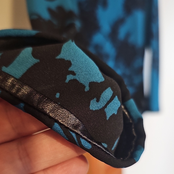 Dex Teal and Black Floral V-Neck Long Sleeve Blouse - Picture 6 of 12